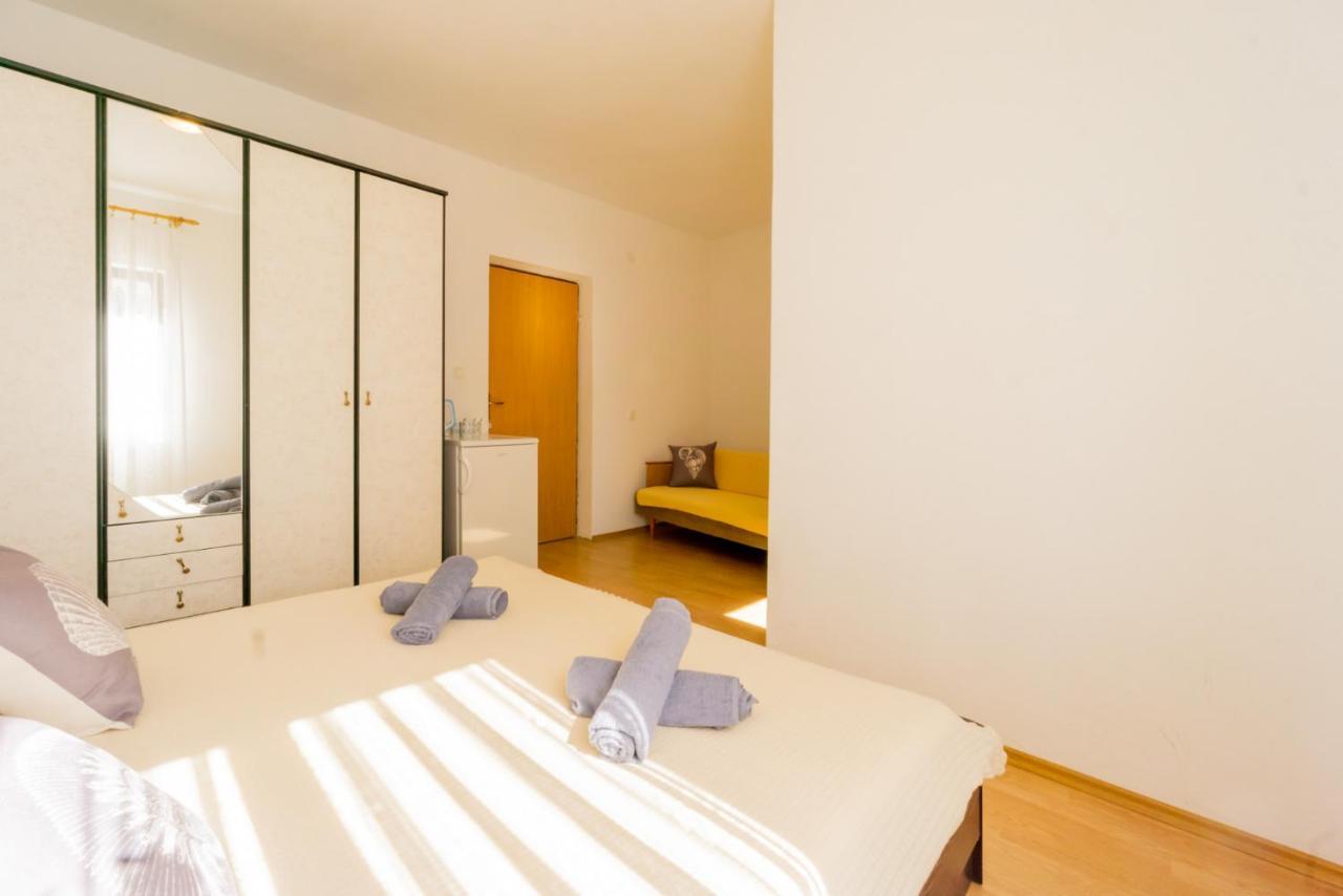 Apartment And Room Bacic Metajna Exterior foto