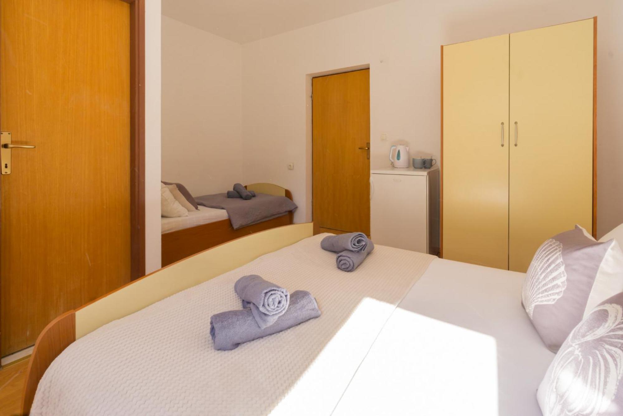 Apartment And Room Bacic Metajna Quarto foto