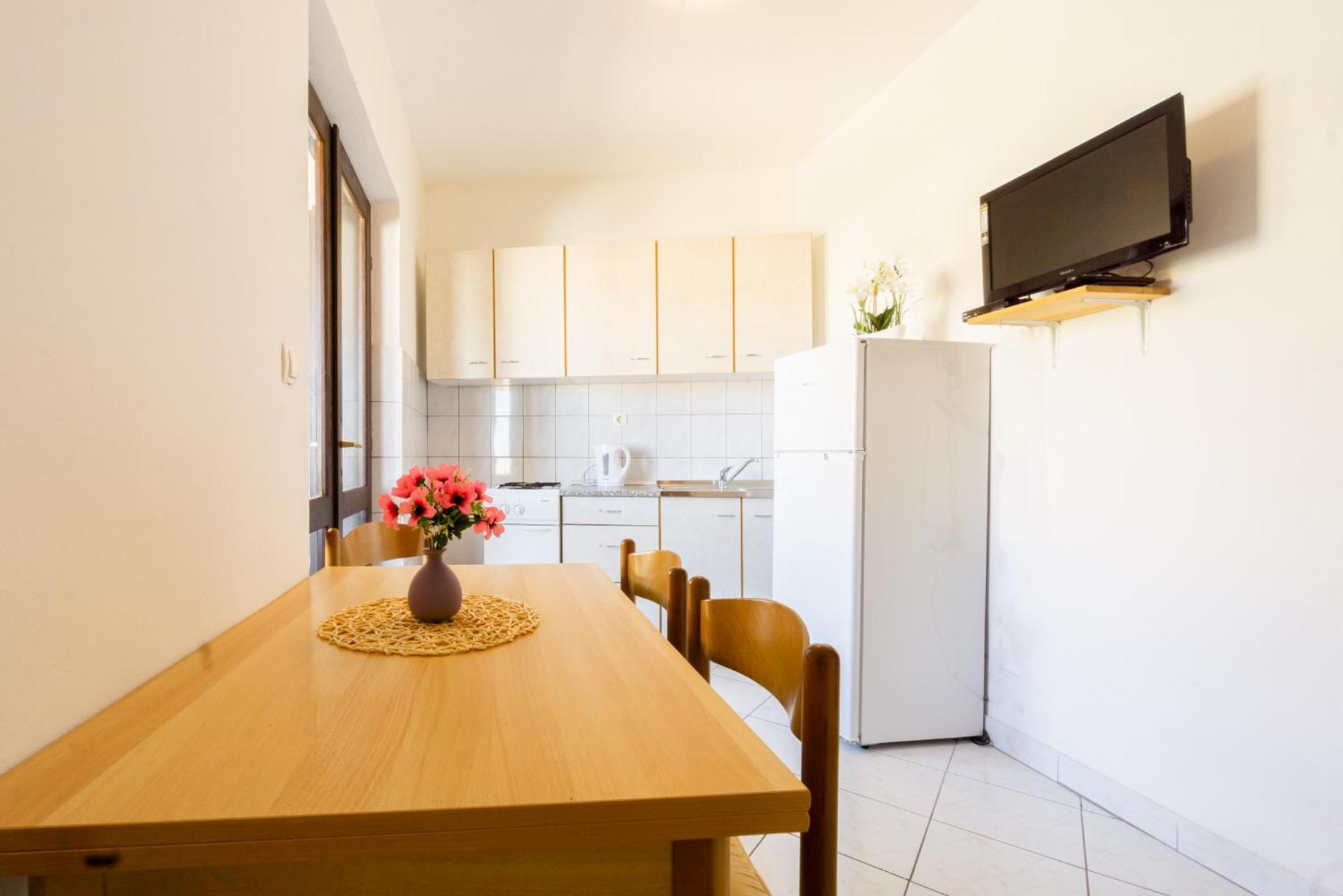 Apartment And Room Bacic Metajna Quarto foto