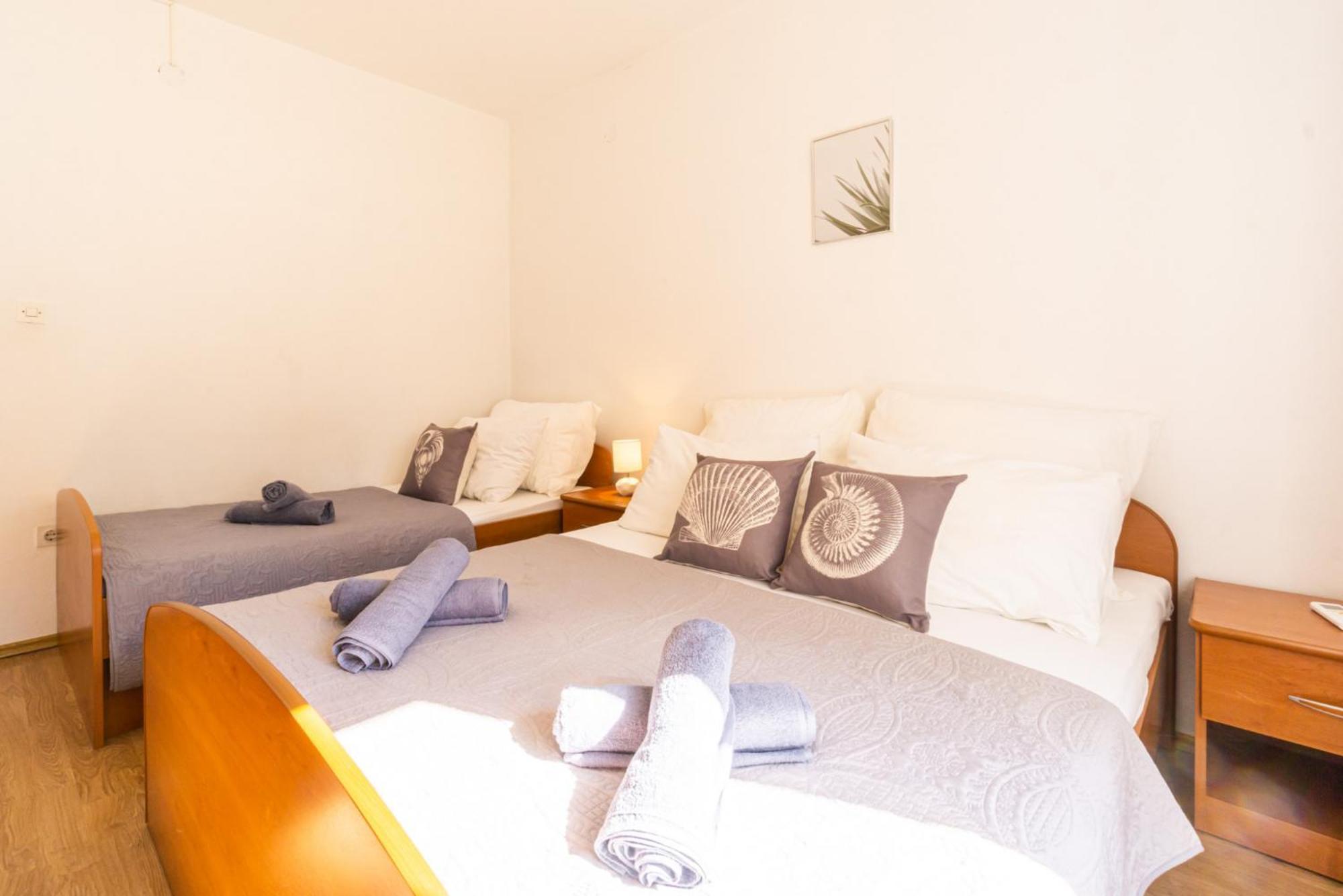 Apartment And Room Bacic Metajna Quarto foto