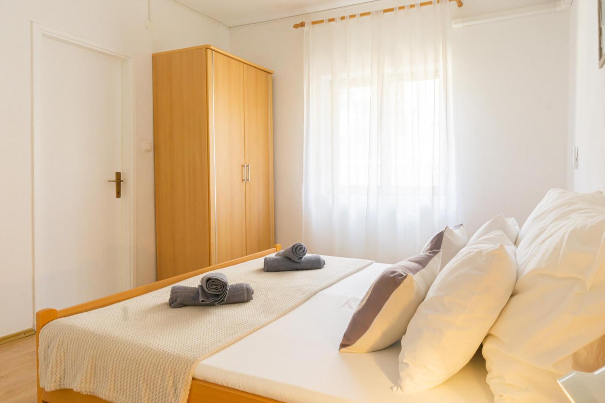 Apartment And Room Bacic Metajna Quarto foto
