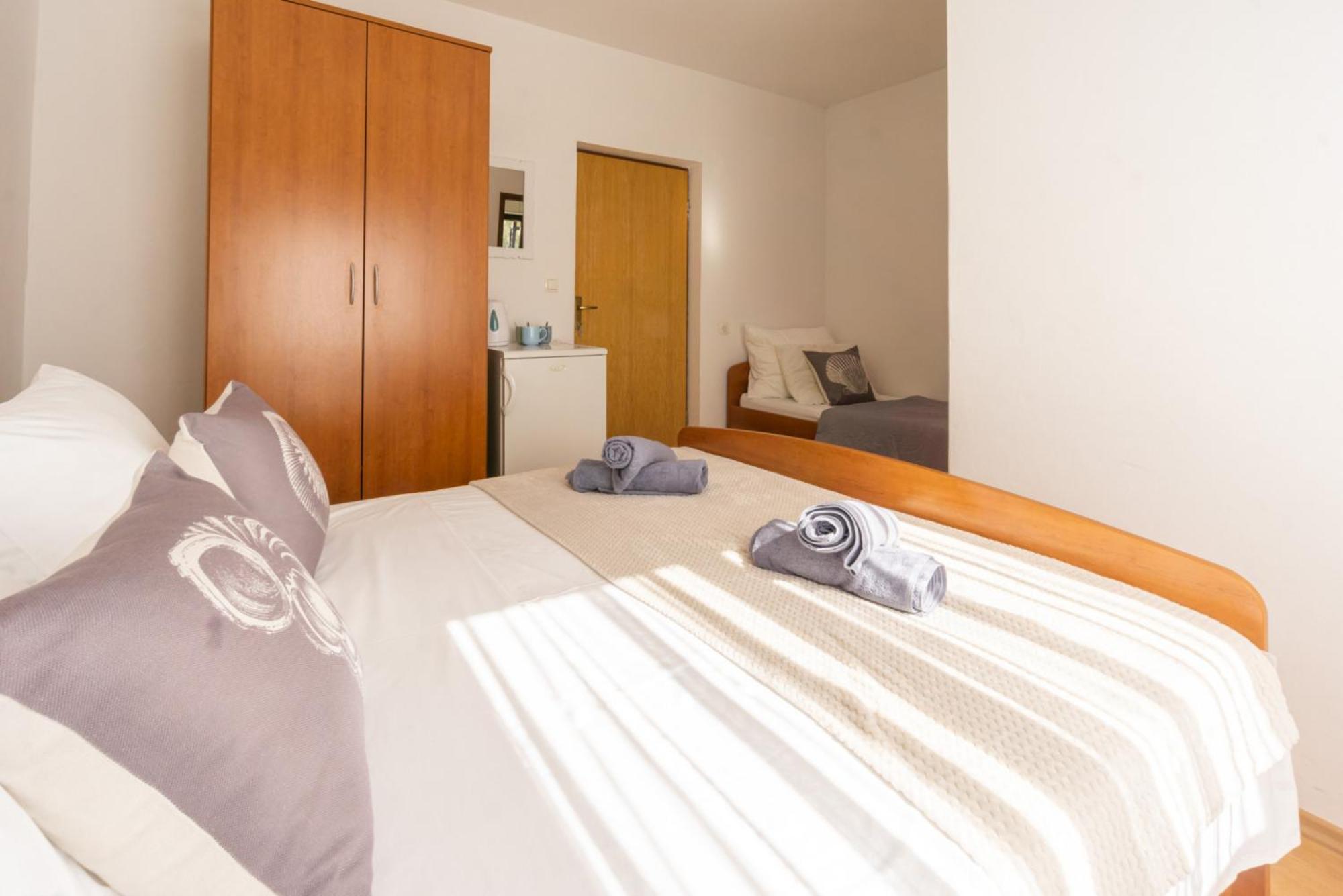 Apartment And Room Bacic Metajna Quarto foto